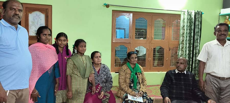 ಬಾಗೇಪಲ್ಲಿ ತಾಲ್ಲೂಕಿನ ಪುಟ್ಟಪರ್ತಿ ಗ್ರಾಮದ ವಿದ್ಯಾರ್ಥಿಗಳ ಮನೆಗೆ ತೆರಳಿ ಮಕ್ಕಳ ಕಲಿಕೆ ಬಗ್ಗೆ ಪೋಷಕರ ಜತೆ ಚರ್ಚಿಸುತ್ತಿರುವ ಘಂಟಂವಾರಿಪಲ್ಲಿ ಸರ್ಕಾರಿ ಪ್ರೌಢಶಾಲೆ ಶಿಕ್ಷಕ ಸಿಬ್ಬಂದಿ