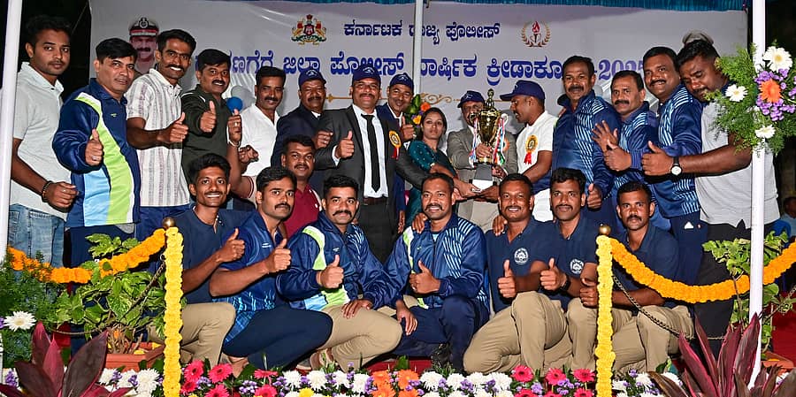 ಜಿಲ್ಲಾ ಸಶಸ್ತ್ರ ಮೀಸಲು ಪಡೆ ತಂಡಕ್ಕೆ ಪೂರ್ವ ವಲಯದ ಐಜಿಪಿ ಬಿ.ಆರ್. ರವಿಕಾಂತೇಗೌಡ ಅವರು ಸಮಗ್ರ ಪ್ರಶಸ್ತಿ ಹಾಗೂ ಪಾರಿತೋಷಕ ವಿತರಿಸಿದರು. ಎಸ್‌ಪಿ ಉಮಾ ಪ್ರಶಾಂತ್, ಎಎಸ್‌ಪಿ ಪರಮೇಶ್ವರ ಹೆಗಡೆ ಹಾಗೂ ಇನ್ನಿತರರು ಉಪಸ್ಥಿತರಿದ್ದರು ಪ್ರಜಾವಾಣಿ ಚಿತ್ರ