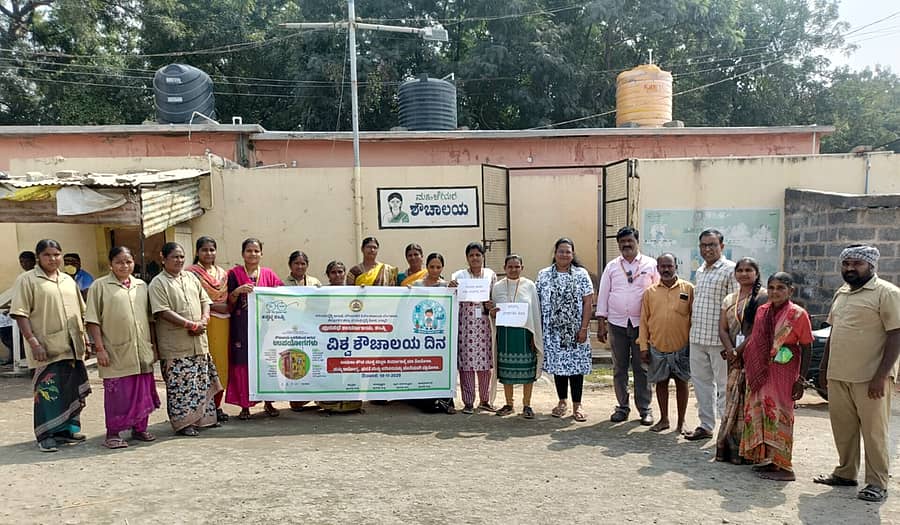 ಕಂಪ್ಲಿಯಲ್ಲಿ ಪುರಸಭೆಯಿಂದ ಆಯೋಜಿಸಿದ್ದ ಶೌಚಾಲಯ ದಿನಾಚರಣೆಯಲ್ಲಿ ಪುರಸಭೆ ಮುಖ್ಯಾಧಿಕಾರಿ ಬಿ. ಮಲ್ಲಿಕಾರ್ಜುನ , ಪ್ರಮುಖರಾದ ಪ್ರಕಾಶಬಾಬು, ಜೀವನ್ಸ್ವಾತಿ, ಸಿ. ಜಾನಕಿ, ಗೌಡರ ನಾಗರತ್ನ, ಭೂಮಿಕಾ ಭಾಗವಹಿಸಿದ್ದರು