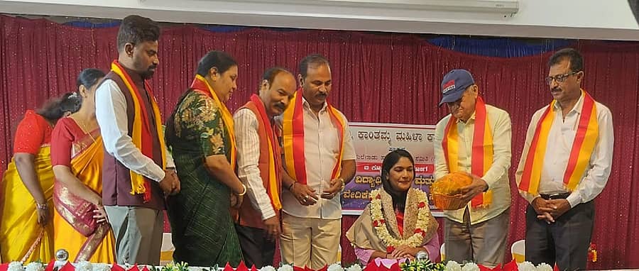 ಹಾಸನದ ಎ.ವಿ. ಕಾಂತಮ್ಮ ಮಹಿಳಾ ಕಾಲೇಜಿನಲ್ಲಿ ಬುಧವಾರ ನಡೆದ ಕಾರ್ಯಕ್ರಮದಲ್ಲಿ ಜಿಲ್ಲಾಧಿಕಾರಿ ಕೆ.ಎಸ್. ಲತಾಕುಮಾರಿ ಅವರನ್ನು ಸನ್ಮಾನಿಸಲಾಯಿತು