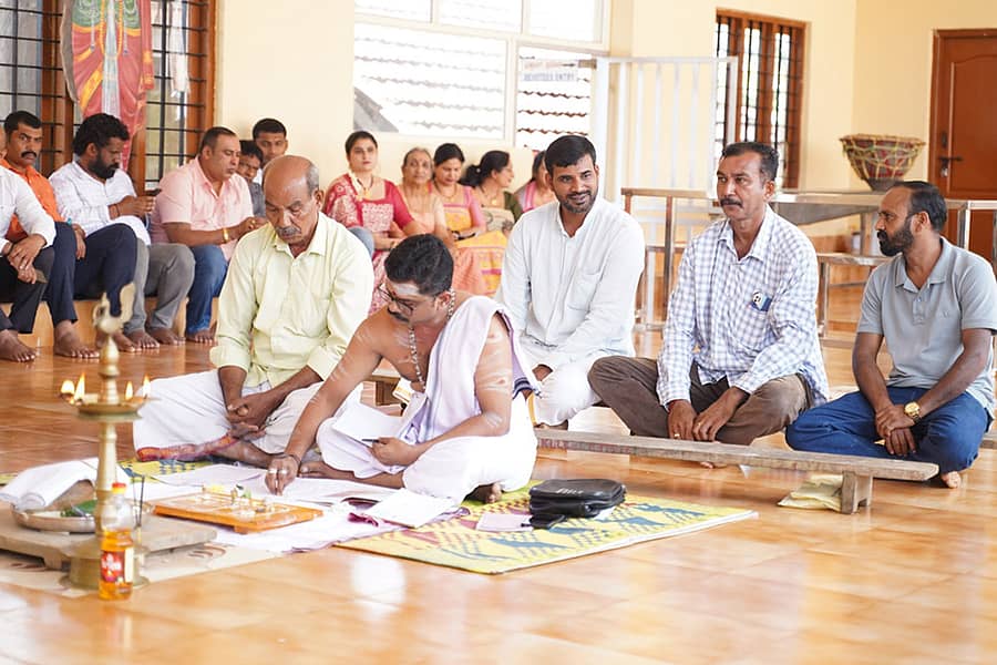 ನಾಪೋಕ್ಲು ಸಮೀಪದ ಕಕ್ಕಬ್ಬೆಯ ಪಾಡಿ ಇಗ್ಗುತ್ತಪ್ಪ ದೇವಾಲಯದಲ್ಲಿ ಕೊಡಗಿನ ಪುತ್ತರಿ ಹಬ್ಬದ ದಿನವನ್ನು ಬುಧವಾರ ನಿಗದಿಮಾಡಲಾಯಿತು 