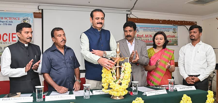 <div class="paragraphs"><p>ಮಾನಸಗಂಗೋತ್ರಿಯ ಭೂವಿಜ್ಞಾನ ಅಧ್ಯಯನ ಕೇಂದ್ರದಲ್ಲಿ ಆಯೋಜಿಸಿದ್ದ ‘ಕರ್ನಾಟಕದಲ್ಲಿ ಚಿನ್ನದ ನಿಕ್ಷೇಪಗಳು– ಭೂತ, ವರ್ತಮಾನ ಹಾಗೂ ಭವಿಷ್ಯದ ಸವಾಲುಗಳು’ ಕುರಿತ ಉಪನ್ಯಾಸವನ್ನು ಕುಲಪತಿ ಪ್ರೊ.ಎನ್.ಕೆ.ಲೋಕನಾಥ್ ಉದ್ಘಾಟಿಸಿದರು. ಪ್ರೊ.ಬಿ.ವಿ.ಸುರೇಶ್ ಕುಮಾರ್, ಎಂ.ಬಿ.ಬೀರಯ್ಯ, ಪ್ರೊ.ಡಿ.ನಾಗರಾಜು, ಪ್ರೊ.ಕೆ.ನಮ್ರತಾ, ಪ್ರೊ.ಎನ್.ಪ್ರದೀಪ್ ರಾಜು ಪಾಲ್ಗೊಂಡಿದ್ದರು</p></div>