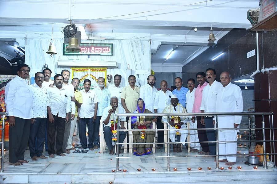 ಕಲಬುರಗಿಯ ಬಣಗಾರ ಸಮಾಜದಿಂದ ಮಕ್ತಂಪುರದ ಜಡೆ ಶಂಕರಲಿಂಗ ದೇವಸ್ಥಾನದಲ್ಲಿ ಹಮ್ಮಿಕೊಂಡಿದ್ದ ಕಾರ್ತಿಕ ಮಾಸದ ದೀಪೋತ್ಸವದಲ್ಲಿ ಚಿತ್ರಶೇಖರ ಕಲ್ಯಾಣ ದಂಪತಿ ಹಾಗೂ ರೇವಣಸಿದ್ದಪ್ಪ ಸಿಂಪಿ ಅವರನ್ನು ಸನ್ಮಾನಿಸಲಾಯಿತು