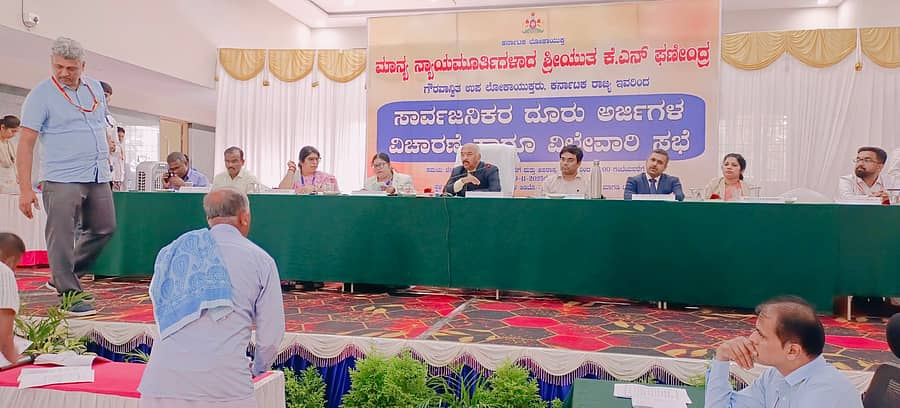 ಮಾಗಡಿ ಪಟ್ಟಣದ ಡೂಮ್ ಲೈಟ್ ವೃತ್ತದ ಡಾ.ಶಿವಕುಮಾರ ಸ್ವಾಮೀಜಿ ಸಭಾಂಗಣದಲ್ಲಿ ನಡೆದ ಸಾರ್ವಜನಿಕರ ದೂರು ಅರ್ಜಿಗಳ ವಿಚಾರಣೆ ಹಾಗೂ ವಿಲೇವಾರಿ ಸಭೆಯು ರಾಜ್ಯ ಉಪ ಲೋಕಾಯುಕ್ತ ನ್ಯಾ.ಕೆ.ಎನ್.ಫಣೀಂದ್ರ ಅವರ ನೇತೃತ್ವದಲ್ಲಿ ನಡೆಯಿತು