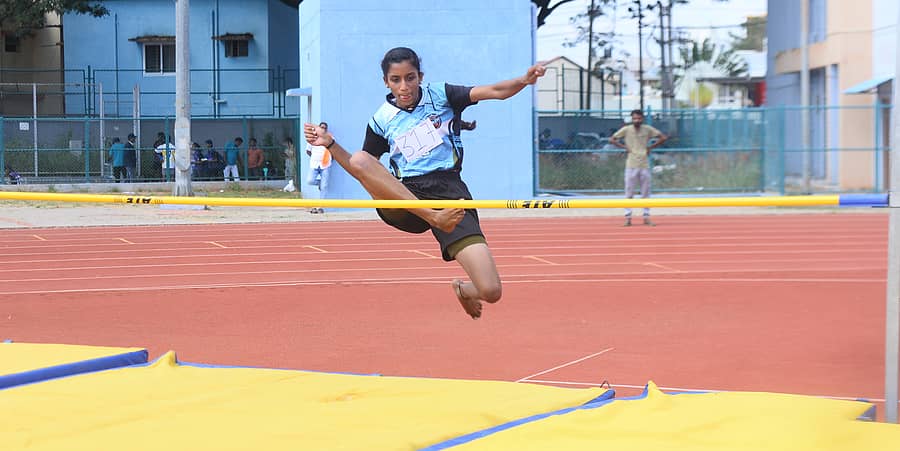 ತುಮಕೂರಿನಲ್ಲಿ ಬುಧವಾರ ನಡೆದ ಅಥ್ಲೆಟಿಕ್ಸ್ ಕ್ರೀಡಾಕೂಟದಲ್ಲಿ ಜಿಗಿತದ ಒಂದು ಭಂಗಿ