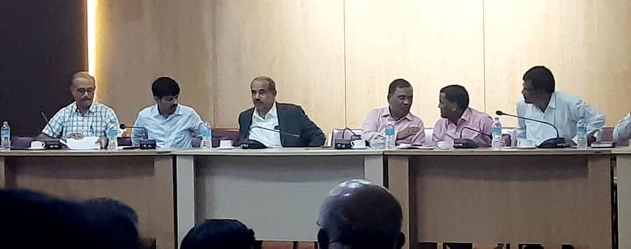 ಬೀದಿನಾಯಿಗಳ ಹಾವಳಿ ನಿಯಂತ್ರಣ ಕುರಿತು ಗದಗ ನಗರದ ಜಿಲ್ಲಾ ಪಂಚಾಯಿತಿ ಸಭಾಂಗಣದಲ್ಲಿ ಬುಧವಾರ ನಡೆದ ಸಭೆಯಲ್ಲಿ ಜಿಲ್ಲಾಧಿಕಾರಿ ಸಿ.ಎನ್‌.ಶ್ರೀಧರ್‌ ಮಾತನಾಡಿದರು