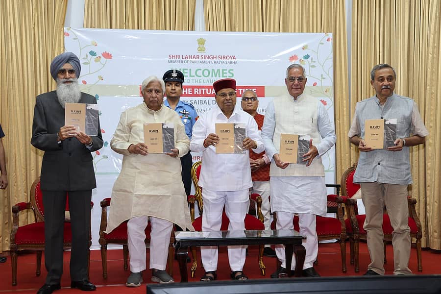 ‘ಹಂಪಿ: ದಿ ರಿಚುಯಲ್ಸ್ ಆಫ್ ಟೈಮ್’ ಪುಸ್ತಕವನ್ನು ರಾಜ್ಯಪಾಲ ಥಾವರಚಂದ್ ಗೆಹಲೋತ್ ಜನಾರ್ಪಣೆ ಮಾಡಿದರು. ಚಿರಂಜೀವ್ ಸಿಂಘ್, ಎಚ್.ಕೆ.ಪಾಟೀಲ, ಲಹರ್ ಸಿಂಗ್ ಸಿರೋಯಾ, ಸೈಬಲ್ ದಾಸ್ ಅವರು ಉಪಸ್ಥಿತರಿದ್ದರು