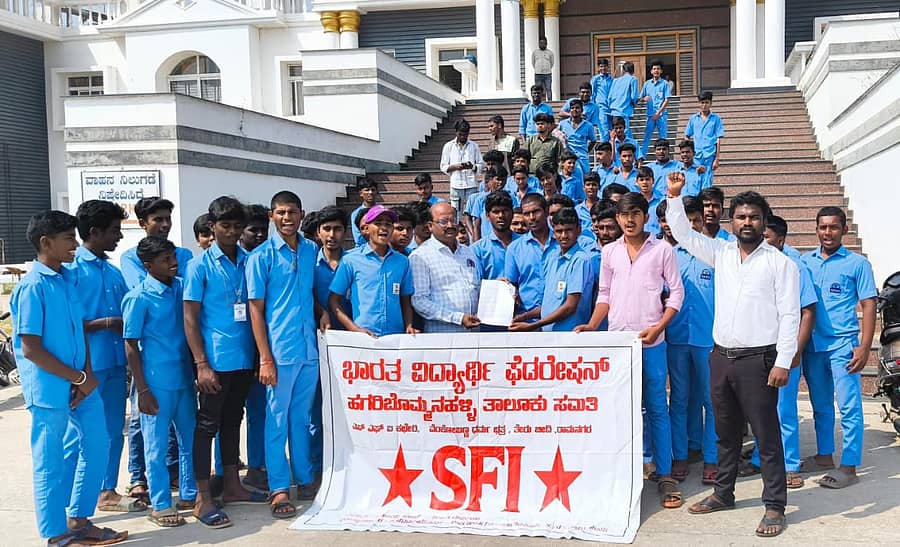 ಸರ್ಕಾರಿ ಶಾಲೆಗಳ ವಿಲೀನ ಖಂಡಿಸಿ ಹಗರಿಬೊಮ್ಮನಹಳ್ಳಿಯಲ್ಲಿ ಭಾರತ ವಿದ್ಯಾರ್ಥಿ ಫೆಡರೇಶನ್ (ಎಸ್ಎಫ್ಐ) ಪದಾಧಿಕಾರಿಗಳು ಉಪ ತಹಶೀಲ್ದಾರ್ ಶಿವಕುಮಾರಗೌಡ ಅವರಿಗೆ ಮನವಿ ಸಲ್ಲಿಸಿದರು