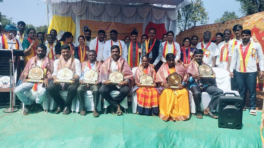 ಮೂಡಿಗೆರೆ ತಾಲ್ಲೂಕಿನ ಅಡ್ಡಗುಡ್ಡೆಯಲ್ಲಿ ನಡೆದ ಕನ್ನಡ ಹಳ್ಳಿಹಬ್ಬದಲ್ಲಿ ವಿವಿಧ ಕ್ಷೇತ್ರಗಳ ಸಾಧಕರನ್ನು ಸನ್ಮಾನಿಸಲಾಯಿತು