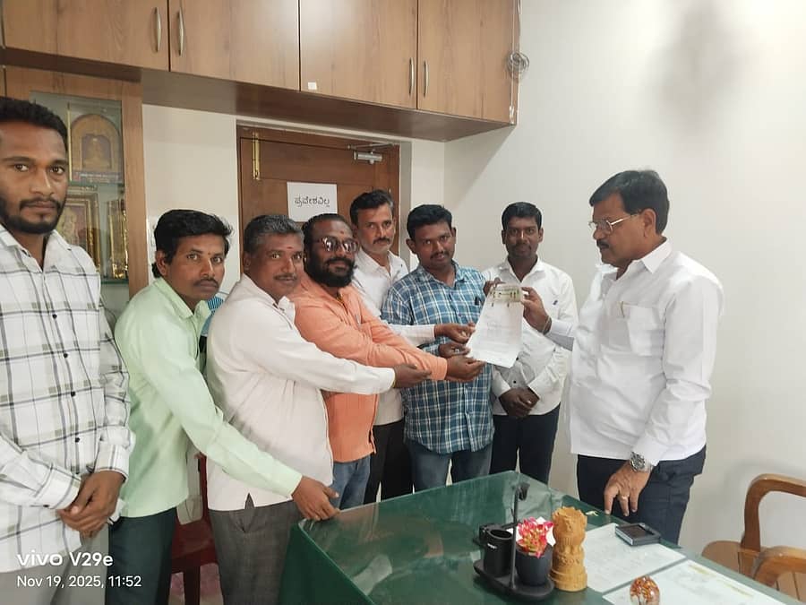 ಬೆಳೆ ಸಮೀಕ್ಷೆದಾರರ ಸಮಸ್ಯೆಗಳ ಕುರಿತು ಅಧಿವೇಶನದಲ್ಲಿ ಧ್ವನಿ ಎತ್ತಲು ಆಗ್ರಹಿಸಿ ವಿಜಯಪುರ ಬೆಳೆ ಸಮೀಕ್ಷೆದಾರರ ಸಂಘದಿಂದ ಶಾಸಕ ವಿಠ್ಠಲ ಕಟಕಧೋಂಡ ಅವರಿಗೆ ಮನವಿ ಸಲ್ಲಿಸಲಾಯಿತು 