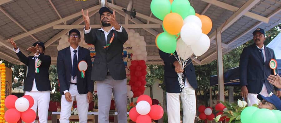 ಹಾಸನದ ಜಿಲ್ಲಾ ಪೊಲೀಸ್ ಕವಾಯತು ಮೈದಾನದಲ್ಲಿ ಬುಧವಾರ ಪಾರಿವಾಳ ಹಾರಿ ಬಿಡುವ ಮೂಲಕ ಕ್ರೀಡಾಪಟು ತರುಣ್ಗೌಡ, ಕ್ರೀಡಾಕೂಟ ಉದ್ಘಾಟಿಸಿದರು.