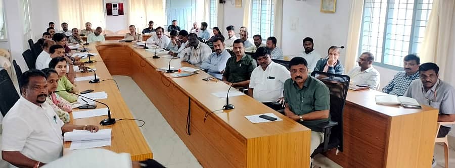 ಸೋಮವಾರಪೇಟೆ ತಾಲ್ಲೂಕು ಪಂಚಾಯಿತಿ ಸಭಾಂಗಣದಲ್ಲಿ ನಡೆದ ತಾಲ್ಲೂಕು ಮಟ್ಟದ ಯೋಜನೆ ಹಾಗೂ ಅಭಿವೃದ್ಧಿ ಸಮಿತಿ ಸಭೆಯಲ್ಲಿ ಕ್ರಿಯಾಯೋಜನೆಯನ್ನು ಮಂಡಿಸಿ, ಅನುಮೋದನೆ ಸಭೆಯಲ್ಲಿ ಉಪಸ್ಥಿತರಿದ್ದ ವಿವಿಧ ಗ್ರಾಮ ಪಂಚಾಯಿತಿ ಅಧ್ಯಕ್ಷರು ಮತ್ತು ಅಧಿಕಾರಿಗಳು ಉಪಸ್ಥಿತರಿದ್ದರು.