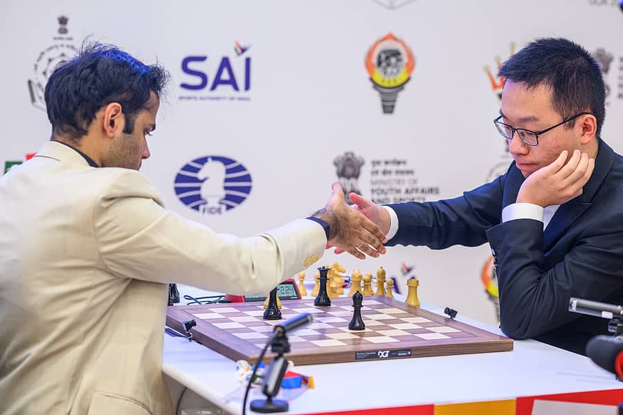 ಗೆದ್ದ ವೀ ಯಿ ಅವರಿಗೆ ಹಸ್ತಲಾಘವ ನೀಡಿದ ಅರ್ಜುನ್ ಇರಿಗೇಶಿ
ಫಿಡೆ ಚಿತ್ರ