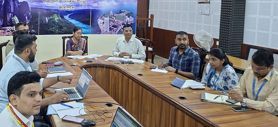 ಕಾರವಾರದ ಜಿಲ್ಲಾಧಿಕಾರಿ ಕಚೇರಿ ಸಭಾಂಗಣದಲ್ಲಿ ಜಿಲ್ಲಾಧಿಕಾರಿ ಕೆ.ಲಕ್ಷ್ಮಿಪ್ರಿಯಾ ಅಧ್ಯಕ್ಷತೆಯಲ್ಲಿ ಆಧಾರ್ ಕಾರ್ಡ್ ಪ್ರಗತಿ ಪರಿಶೀಲನೆ ಸಭೆ ನಡೆಸಲಾಯಿತು