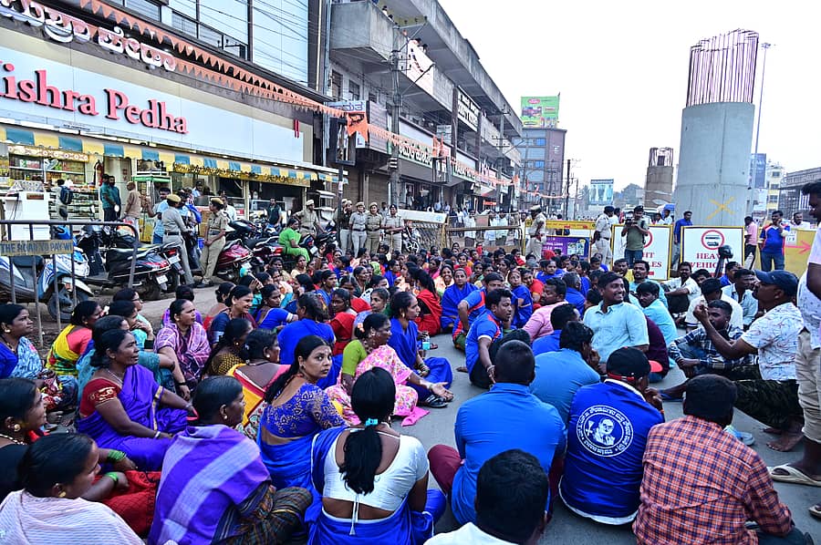 ಹುಬ್ಬಳ್ಳಿಯ ಚನ್ನಮ್ಮ ವೃತ್ತದ ಬಳಿಯ ಜನತಾ ಬಜಾರ್ ಕಟ್ಟಡದ ಎದುರು ಬುಧವಾರ ಪಾಲಿಕೆಯ ಪೌರಕಾರ್ಮಿಕರು ಪ್ರತಿಭಟನೆ ನಡೆಸಿದರು
ಪ್ರಜಾವಾಣಿ ಚಿತ್ರ