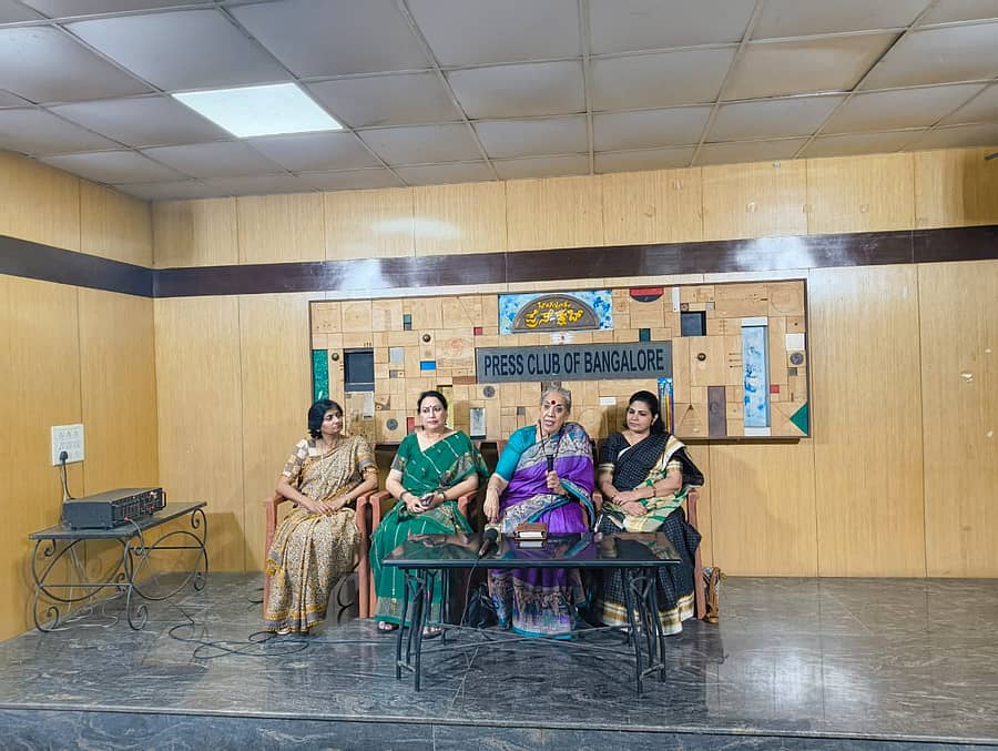 ವಿದ್ಯಾ ಎನ್‌ಜಿಒನ ಸಂಸ್ಥಾಪಕಿ ರಶ್ಮಿ ಮಿಶ್ರಾ (ಎಡದಿಂದ ಮೂರನೆಯವರು) ಸಮಾರಂಭದ ಬಗ್ಗೆ ಮಾಹಿತಿ ನೀಡಿದರು. ವಿದ್ಯಾ ದಕ್ಷಿಣ ವಲಯದ ಮುಖ್ಯ ಕಾರ್ಯನಿರ್ವಹಣಾಧಿಕಾರಿ ರೇಖಾ ಶ್ರೀನಿವಾಸನ್, ಪ್ರಾದೇಶಿಕ ವ್ಯವಸ್ಥಾಪಕರಾದ ದೇವಿಕಾ ಮಾಥೂರ್, ಸುನಿತಾ ಮೆನನ್ ಉಪಸ್ಥಿತರಿದ್ದರು