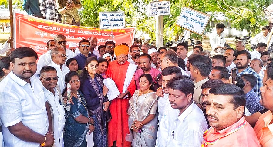 ಹುಲಸೂರ ಪಟ್ಟಣದಲ್ಲಿ ಬುಧುವಾರ ಜಿಲ್ಲಾಧಿಕಾರಿ ಪರವಾಗಿ ಪ್ರೊಬೇಷನರಿ ಐಎಎಸ್ ಅಧಿಕಾರಿ ರಮ್ಯಾ ಅವರಿಗೆ ಹೋರಾಟಗಾರರು ಮನವಿ ಸಲ್ಲಿಸಿದರು 