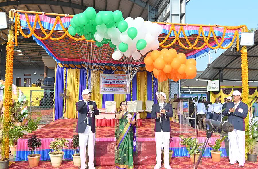 ಜಿಲ್ಲಾಧಿಕಾರಿ ಸ್ವರೂಪಾ ಟಿ.ಕೆ. ಅವರು ಬಲೂನ್ ಹಾರಿಸುವ ಮೂಲಕ ಕ್ರೀಡಾಕೂಟಕ್ಕೆ ಚಾಲನೆ ನೀಡಿದರು