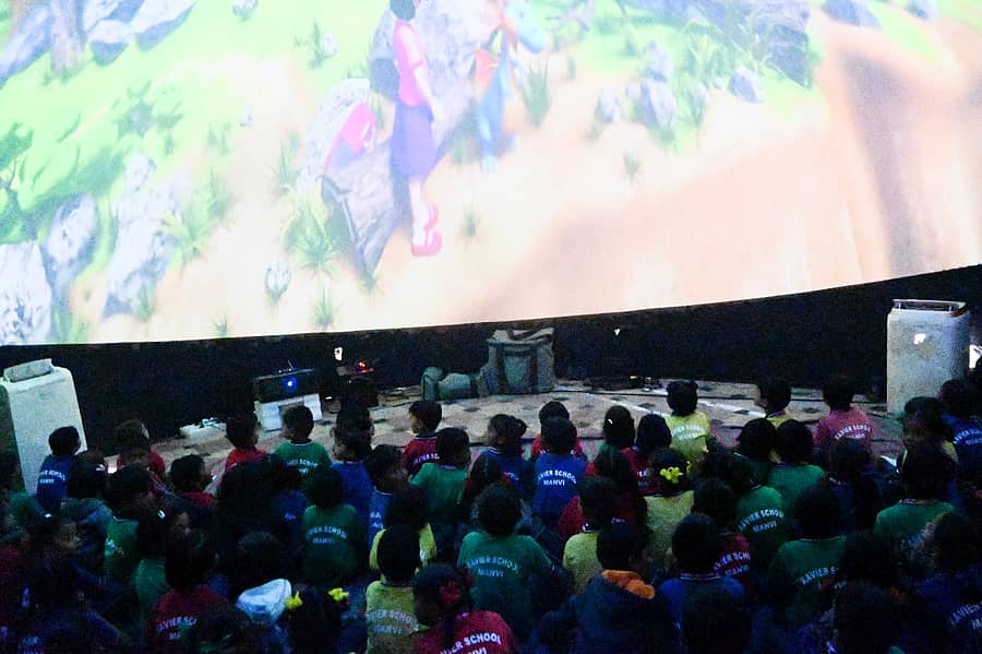 ಮಾನ್ವಿ ಪಟ್ಟಣದ ಝೇವಿಯರ್ ಶಾಲೆಯಲ್ಲಿ ಬುಧವಾರ ವಿದ್ಯಾರ್ಥಿಗಳಿಗೆ ಸಂಚಾರಿ ತಾರಾಲಯದ ವೀಕ್ಷಣೆ ಕಾರ್ಯಕ್ರಮ ಹಮ್ಮಿಕೊಳ್ಳಲಾಗಿತ್ತು