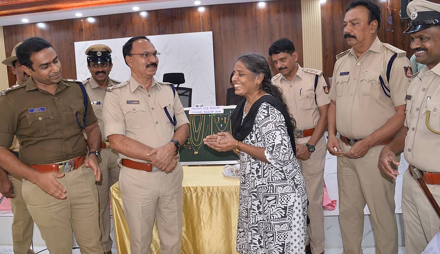 ಕೋಲಾರದಲ್ಲಿ ಬುಧವಾರ ಜಿಲ್ಲಾ ಪೊಲೀಸ್ ವರಿಷ್ಠಾಧಿಕಾರಿ ನಿಖಿಲ್ ಬಿ. ಕಳ್ಳರಿಂದ ವಶಪಡಿಸಿಕೊಂಡಿರುವ ಚಿನ್ನಾಭರಣವನ್ನು ಒಪ್ಪಿಸಿದಾಗ ಮಹಿಳೆ ಖುಷಿಪಟ್ಟ ಸಂದರ್ಭ