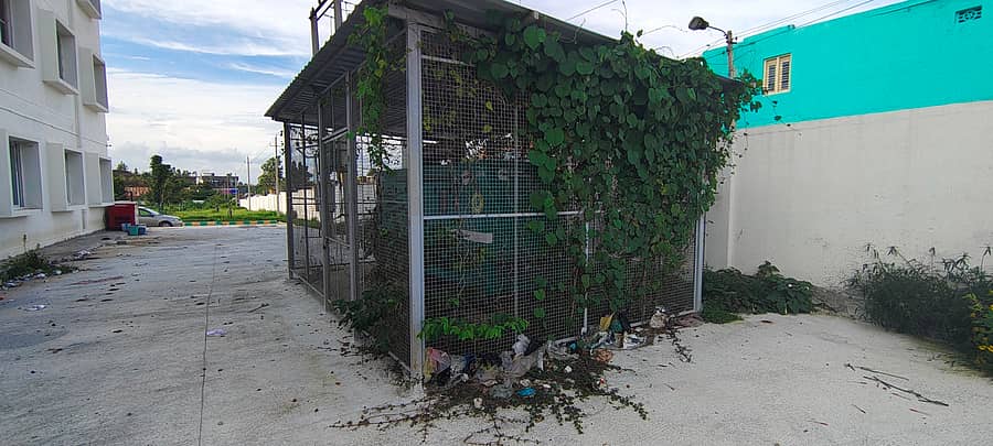 ಕೆಜಿಎಫ್ ತಾಲ್ಲೂಕು ಆಡಳಿತ ಸೌಧದಲ್ಲಿ ಉಪಯೋಗಿವಿಲ್ಲದೆ ಇರುವ ಜನರೇಟರ್ಗೆ ಬಳ್ಳಿ ಸುತ್ತಿಕೊಂಡಿರುವುದು