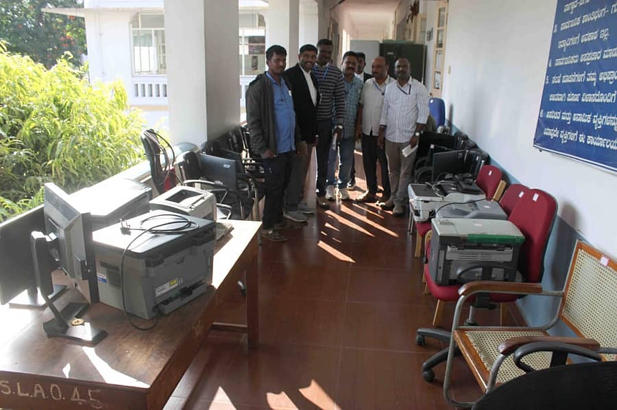 ಹಾಸನದ ಹೇಮಾವತಿ ಜಲಾಶಯ ಯೋಜನೆ ವಿಭಾಗದ ಕಚೇರಿಯ ಪೀಠೋಪಕರಣಗಳನ್ನು ವಕೀಲರ ಸಮ್ಮುಖದಲ್ಲಿ ಬುಧವಾರ ಜಪ್ತಿ ಮಾಡಲಾಯಿತು