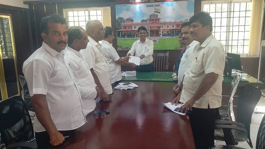 ಹೆಬ್ರಿ ಮತ್ತು ನಾಡ್ಪಾಲು ಗ್ರಾಮದ ಜಂಟಿ ಸರ್ವೆಗೆ ತಹಶೀಲ್ದಾರ್ ಅವರಿಗೆ ಗೋಪಾಲ ಅಭಿಮಾನಿ ವೇದಿಕೆ ಮತ್ತು ಸಾಮಾಜಿಕ ಸೇವಾ ಟ್ರಸ್ಟ್‌‌ ವತಿಯಿಂದ ಬುಧವಾರ ಮನವಿ ಸಲ್ಲಿಸಲಾಯಿತು