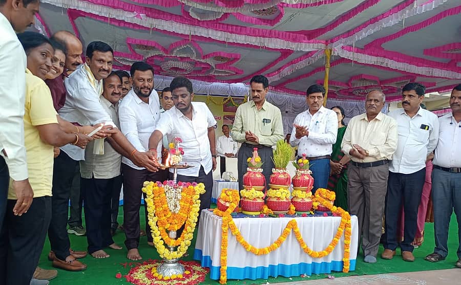 ಹಾಸನದ ಜಿಲ್ಲಾ ಕ್ರೀಡಾಂಗಣದಲ್ಲಿ ಬುಧವಾರ ಆರಂಭವಾದ ಬಾಲಕ–ಬಾಲಕಿಯರ ಕ್ರೀಡಾಕೂಟವನ್ನು ಸಂಸದ ಶ್ರೇಯಸ್ ಪಟೇಲ್ ಉದ್ಘಾಟಿಸಿದರು.