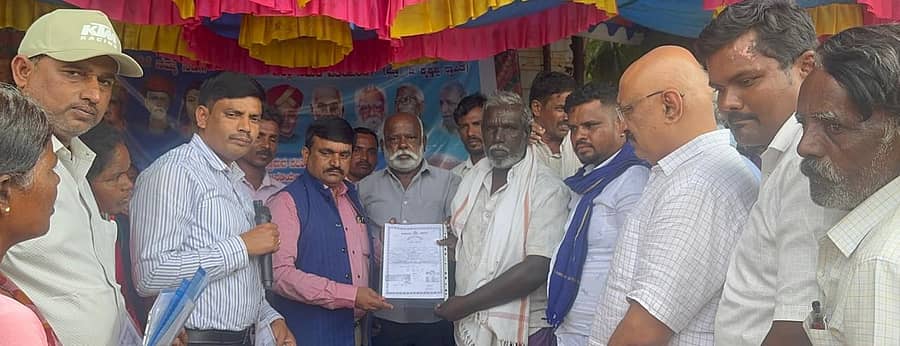 ನಿವೇಶನಗಳ ಖಾತೆಗೆ ಆಗ್ರಹಿಸಿ ಚಳ್ಳಕೆರೆ ತಾಲ್ಲೂಕು ಪಂಚಾಯಿತಿ ಕಚೇರಿ ಮುಂದೆ ನಡೆಸುತ್ತಿದ್ದ ದಲಿತ ಕುಟುಂಬಗಳಿಗೆ ಬುಧವಾರ ಹೆಚ್ಚುವರಿ ಜಿಲ್ಲಾಧಿಕಾರಿ ಕುಮಾರಸ್ವಾಮಿ ಹೊಸ ಹಕ್ಕುಪತ್ರ ವಿತರಿಸಿದರು