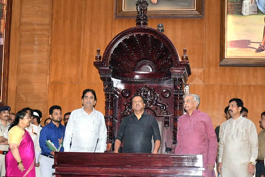 <div class="paragraphs"><p>ವಿಧಾನಮಂಡಲ ಚಳಿಗಾಲದ ಅಧಿವೇಶನ ಹಿನ್ನೆಲೆಯಲ್ಲಿ ಬೆಳಗಾವಿಯ ಸುವರ್ಣ ವಿಧಾನಸೌಧದಲ್ಲಿ ಕೈಗೊಂಡ ಸಿದ್ಧತೆಗಳನ್ನು ಯು.ಟಿ.ಖಾದರ್‌, ಬಸವರಾಜ ಹೊರಟ್ಟಿ ಪರಿಶೀಲಿಸಿದರು   </p></div>