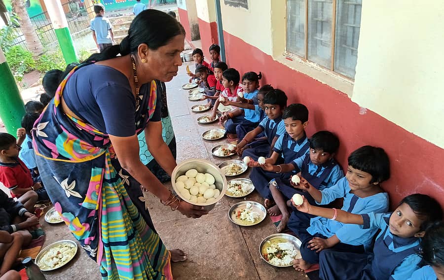 ಕಮಲಾಪುರ ತಾಲ್ಲೂಕಿನ ಓಕಳಿ ಶಾಲೆಯಲ್ಲಿ ಬುಧವಾರ ಮಕ್ಕಳಿಗೆ ಮೊಟ್ಟೆ ವಿತರಿಸುತ್ತಿರುವದು
