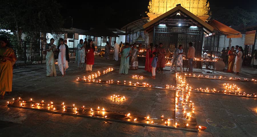 ಆನೇಕಲ್ನ ತಿಮ್ಮರಾಯ ದೇವಾಲಯದಲ್ಲಿ ಲಕ್ಷದೀಪೋತ್ಸವ