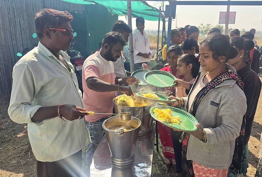 ತಿಕೋಟಾ ತಾಲ್ಲೂಕಿನ ಬಾಬಾನಗರ ಗುಡ್ಡಾಪುರ ರಸ್ತೆಯಲ್ಲಿ ಕಳ್ಳಕವಟಗಿ ಗ್ರಾಮಸ್ಥರು ಗುಡ್ಡಾಪುರಕ್ಕೆ ಸಾಗುವ ಪಾದಯಾತ್ರಿಗಳಿಗೆ ಪ್ರಸಾದ ವ್ಯವಸ್ಥೆ ಮಾಡಿದರು.