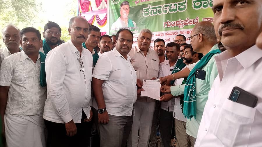 ಗುಂಡ್ಲುಪೇಟೆ ಪಟ್ಟಣದ ತಾಲ್ಲೂಕು ಕಚೇರಿ ಮುಂಭಾಗ ಕರ್ನಾಟಕ ರಾಜ್ಯ ರೈತ ಸಂಘದ ಮುಖಂಡರಿಂದ ಜಿಲ್ಲಾ ಉಸ್ತುವಾರಿ ಸಚಿವ ಕೆ.ವೆಂಕಟೇಶ್ ಮನವಿ ಸ್ವೀಕರಿಸಿದರು. ಶಾಸಕ ಎಚ್.ಎಂ.ಗಣೇಶಪ್ರಸಾದ್ ಪಾಲ್ಗೊಂಡಿದ್ದರು