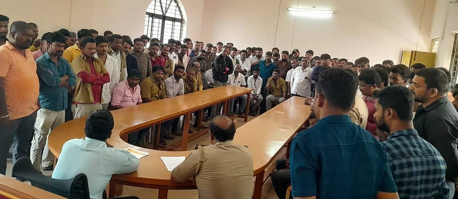 ಮುಂಡಗೋಡ ತಾಲ್ಲೂಕು ಆಡಳಿತ ಸೌಧದ ಸಭಾಂಗಣದಲ್ಲಿ ತಹಶೀಲ್ದಾರ್‌ ಶಂಕರ ಗೌಡಿ ಅಧ್ಯಕ್ಷತೆಯಲ್ಲಿ ಆಟೊ, ಟ್ಯಾಕ್ಸಿ ಚಾಲಕರ ಸಭೆ ಬುಧವಾರ ನಡೆಸಲಾಯಿತು