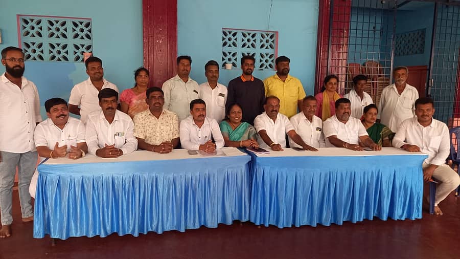 ಕನಕಪುರ ಗಣೇಶ ದೇವಸ್ಥಾನದಲ್ಲಿ ನಡೆದ ಸುದ್ದಿಗೋಷ್ಠಿಯಲ್ಲಿ ಭಾಗವಹಿಸಿದ್ದ ಜೆಡಿಎಸ್ ಮತ್ತು ಬಿಜೆಪಿ ಕಾರ್ಯಕರ್ತರು