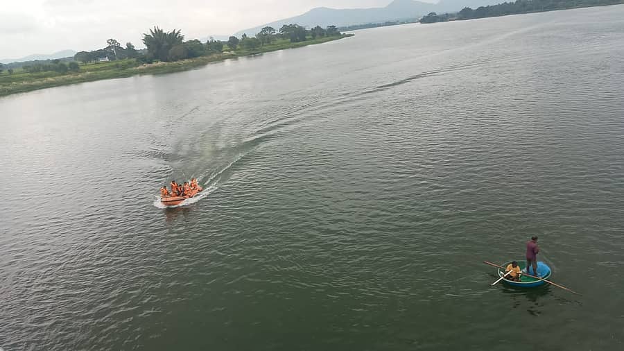 ಕೊಳ್ಳೇಗಾಲ ದಾಸನಪುರ ಗ್ರಾಮದ ಕಾವೇರಿ ನದಿಯಲ್ಲಿ ಅಗ್ನಿಶಾಮಕ ದಳದ ಸಿಬ್ಬಂದಿ ಹಾಗೂ ಈಜುಗಾರರು ಶೋಧ ನಡೆಸುತ್ತಿರುವುದು