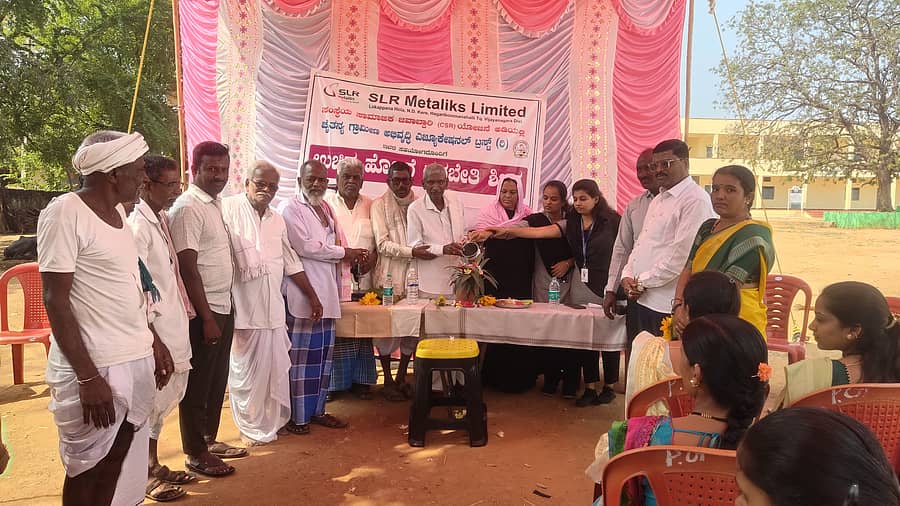 ಹಗರಿಬೊಮ್ಮನಹಳ್ಳಿ ತಾಲ್ಲೂಕಿನ ವರದಾಪುರ ಗ್ರಾಮದಲ್ಲಿ ನಡೆದ ಹೊಲಿಗೆ ಯಂತ್ರದ ತರಬೇತಿ ಶಿಬಿರವನ್ನು ಗಣ್ಯರು ಉದ್ಘಾಟಿಸಿದರು