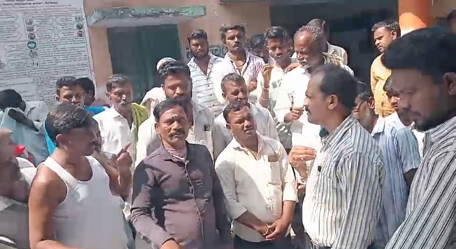 ಕವಿತಾಳ ಸಮೀಪದ ಅಮೀನಗಡ ಗ್ರಾಮ ಪಂಚಾಯಿತಿ ಕಚೇರಿ ಎದುರು ನರೇಗಾ ಕಾರ್ಮಿಕರು ಬುಧವಾರ ಪ್ರತಿಭಟನೆ ನಡೆಸಿದರು