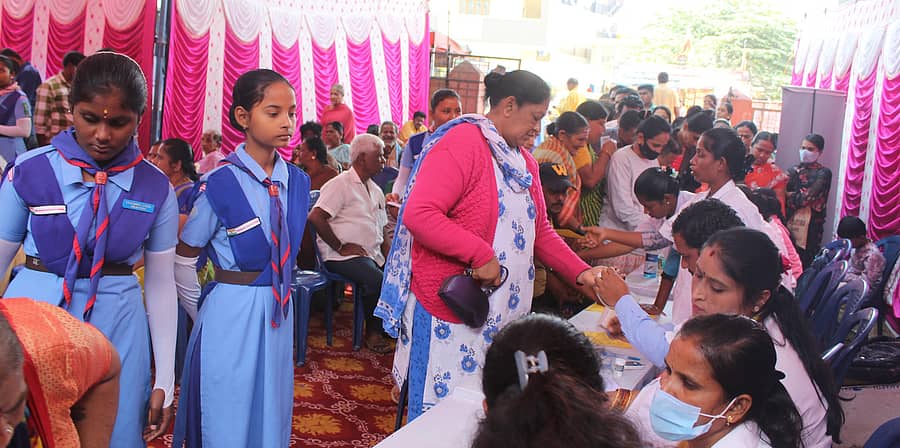 ಆನೇಕಲ್ ತಾಲ್ಲೂಕಿನ ಜಿಗಣಿಯಲ್ಲಿ ಆಯೋಜಿಸಿದ್ದ ಉಚಿತ ಆರೋಗ್ಯ ತಪಾಸಣಾ ಶಿಬಿರದಲ್ಲಿ ಪಾಲ್ಗೊಂಡಿದ್ದ ಸಾರ್ವಜನಿಕರು 