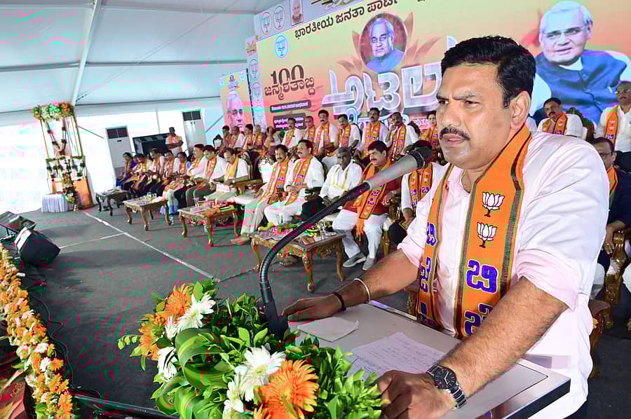 ಪುತ್ತೂರಿನ ಲಕ್ಷ್ಮಿವೆಂಕಟರಮಣ ದೇವಳದ ಬಳಿಯ ಮೈದಾನದಲ್ಲಿ ಬುಧವಾರ ನಡೆದ ಜಿಲ್ಲಾ ಮಟ್ಟದ ಅಟಲ್ ವಿರಾಸತ್ ಕಾರ್ಯಕ್ರಮದಲ್ಲಿ ಬಿಜೆಪಿ ರಾಜ್ಯ ಘಟಕದ ಅಧ್ಯಕ್ಷ ಬಿ.ವೈ ವಿಜಯೇಂದ್ರ ಮಾತನಾಡಿದರು