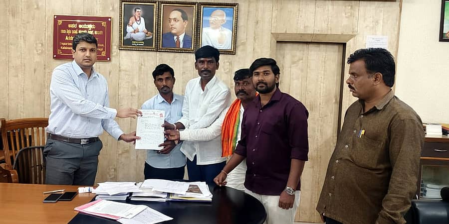 ಹುಣಸಗಿ ತಾಲ್ಲೂಕಿನ ಯಣ್ಣಿವಡಗೇರಾ ಗ್ರಾಮದಲ್ಲಿ ಸಾರ್ವಜನಿಕರಿಂದ ಹಣ ತುಂಬಿಸಿಕೊಂಡು ಮೋಸ ಮಾಡಿದ ಶಿಕ್ಷಕರ ವಿರುದ್ಧ ಕ್ರಮ ಕೈಗೊಳ್ಳುವಂತೆ ಒತ್ತಾಯಿಸಿ ಮಾದಿಗ ಯುವ ಸೇನೆಯಿಂದ ಶಿಕ್ಷಣ ಇಲಾಖೆಯ ಅಪರ್‌ ಆಯುಕ್ತರಿಗೆ ಮನವಿ ಸಲ್ಲಿಸಿದ್ದಾರೆ