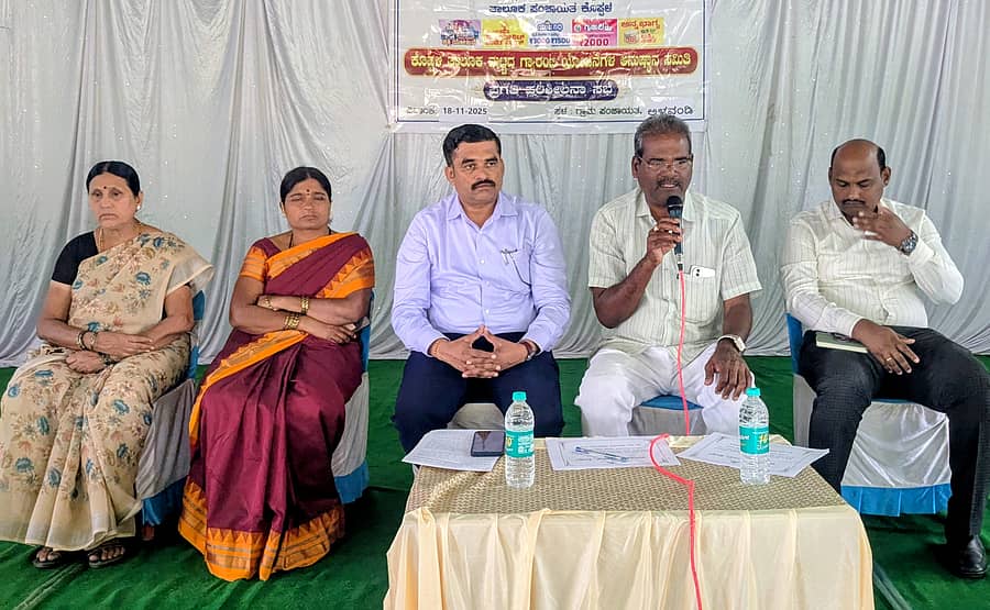 ಅಳವಂಡಿಯ ಅಂಬೇಡ್ಕರ್ ಸಮುದಾಯ ಭವನದಲ್ಲಿ ಆಯೋಜಿಸಿದ್ದ ಗ್ಯಾರಂಟಿ ಯೋಜನೆಗಳ ಪ್ರಗತಿ ಪರಿಶೀಲನಾ ಸಭೆಯಲ್ಲಿ ಸಮಿತಿ ತಾಲ್ಲೂಕು ಅಧ್ಯಕ್ಷ ಬಾಲಚಂದ್ರನ್. ಎಸ್ ಮಾತನಾಡಿದರು