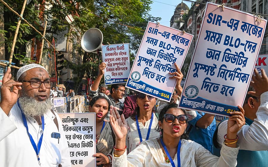 <div class="paragraphs"><p>ಎಸ್ಐಆರ್‌ನ ಅತಿಯಾದ ಕೆಲಸದ ಹೊರೆಯಿಂದ ತಮಗೆ ಮುಕ್ತಿ ನೀಡುವಂತೆ ಕೋಲ್ಕತ್ತದಲ್ಲಿ ಬಿಎಲ್‌ಒಗಳು ಸೋಮವಾರ ಪ್ರತಿಭಟನೆ ನಡೆಸಿದರು </p></div>