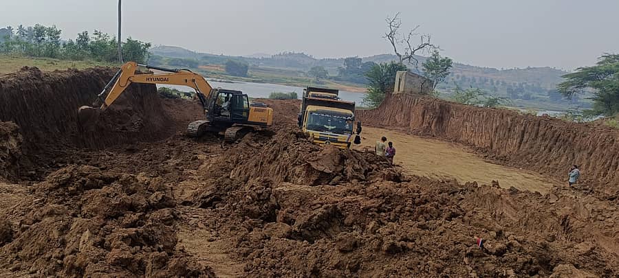 ಹರಿಹರ ತಾಲ್ಲೂಕಿನಲ್ಲಿ ತುಂಗಭದ್ರಾ ನದಿ ತೀರದ ಪಾಮೇನಹಳ್ಳಿ ಜಮೀನುಗಳಲ್ಲಿ ಅಕ್ರಮವಾಗಿ ಮಣ್ಣು ಗಣಿಗಾರಿಕೆ ನಡೆಯುತ್ತಿರುವುದು