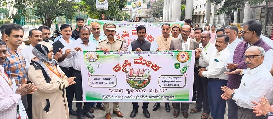 ಮಂಡ್ಯದ ವಿ.ಸಿ.ಫಾರಂನಲ್ಲಿ ಡಿಸೆಂಬರ್ನಲ್ಲಿ ನಡೆಯಲಿರುವ ಕೃಷಿ ಮೇಳ-2025ರ ಪ್ರಚಾರದ ಜಾಥಾಕ್ಕೆ ಜಿಲ್ಲಾಧಿಕಾರಿ ಕುಮಾರ ಚಾಲನೆ ನೀಡಿದರು. ಎಸ್ಪಿ ಮಲ್ಲಿಕಾರ್ಜುನ ಬಾಲದಂಡಿ, ವಿವಿ ವಿಶೇಷಾಧಿಕಾರಿ ಪ್ರೊ.ಹರಿಣಿಕುಮಾರ್ ಪಾಲ್ಗೊಂಡಿದ್ದರು
