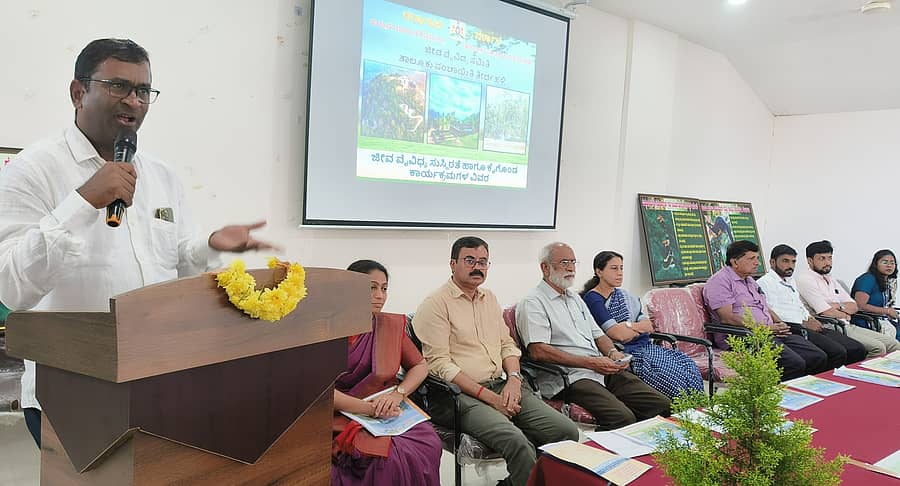 ತೀರ್ಥಹಳ್ಳಿಯಲ್ಲಿ ಕರ್ನಾಟಕ ಜೀವ ವೈವಿಧ್ಯ ಮಂಡಳಿ ಅಧ್ಯಕ್ಷ ವಡ್ನಾಳ್ ಜಗದೀಶ್ ಬುಧವಾರ ಮಾತನಾಡಿದರು.