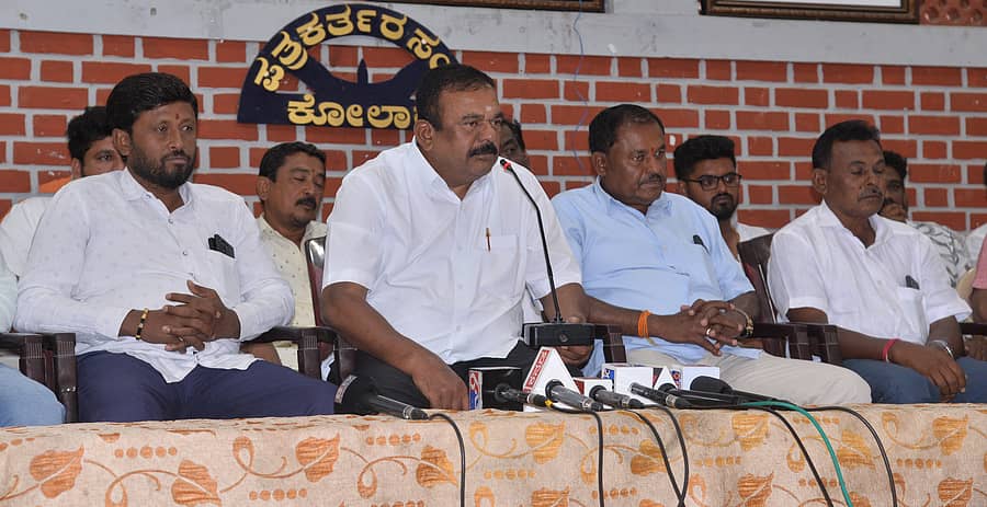 ಕೋಲಾರದಲ್ಲಿ ಬುಧವಾರ ಪತ್ರಿಕಾಗೋಷ್ಠಿಯಲ್ಲಿ ವರ್ತೂರು ಪ್ರಕಾಶ್ ಬೆಂಬಲಿಗ, ಒಕ್ಕಲಿಗ ಸಮುದಾಯದ ಮುಖಂಡ ಬೆಗ್ಲಿ ಸೂರ್ಯಪ್ರಕಾಶ್ ಹಾಗೂ ಇನ್ನಿತರರು ಮಾತನಾಡಿದರು