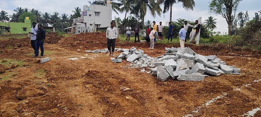 ಬಂಗಾರಪೇಟೆ ತಾಲ್ಲೂಕಿನ ಮಾಗೊಂದಿ ಗ್ರಾಮ ಪಂಚಾಯಿತಿ ವ್ಯಾಪ್ತಿಯಲ್ಲಿರುವ ರಾಮಚಂದ್ರಪುರದಲ್ಲಿ ಒತ್ತುವರಿ ಜಾಗದಲ್ಲಿ ಶೆಡ್ ನಿರ್ಮಾಣ ಮಾಡಲು ಯತ್ನ