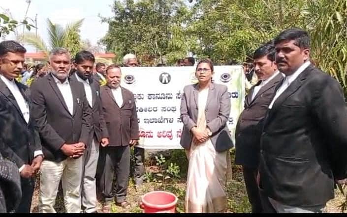 ಆಲೂರು ಜೆ.ಎಂ.ಎಪ್.ಸಿ ನ್ಯಾಯಾಲಯದ ಆವರಣದಲ್ಲಿ ನಡೆದ ಸಾಲು ಮರದ ತಿಮ್ಮಕ್ಕ ಶ್ರದ್ಧಾಂಜಲಿ ಕಾರ್ಯಕ್ರಮದಲ್ಲಿ ನ್ಯಾಯಾಧೀಶೆ ಎಂ. ಸ್ನೇಹಾ ಸಸಿಗಳನ್ನು ನೆಡುವ ಮೂಲಕ ಶ್ರದ್ಧಾಂಜಲಿ ಸಲ್ಲಿಸಿ ಮಾತನಾಡಿದರು. ವಕೀಲರ ಸಂಘದ ಅಧ್ಯಕ್ಷ ಎಂ.ಎಸ್. ಮಹೇಶ್, ಎಪಿಪಿ ಸಂಪಾಂಗವಿ, ವಕೀಲರು ಉಪಸ್ಥಿತರಿದ್ದರು